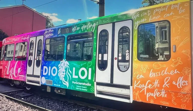 DIOLOI Perückenstudio KVB Straßenbahnwerbung in Köln