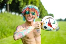 Colorways-Perücke mit Fußball