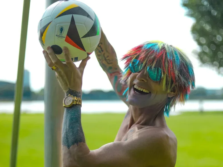 Colorways-Perücke im Gegenlicht