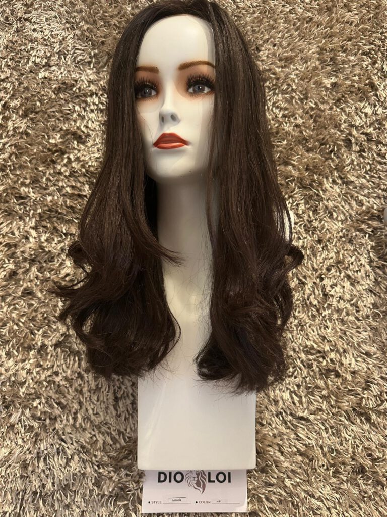 Echthaar Perücke in dunkler Farbe auf Modellkopf